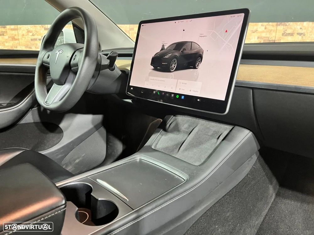 Tesla Model Y - 12