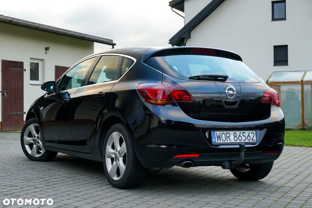 Opel Astra 2010 photo 3