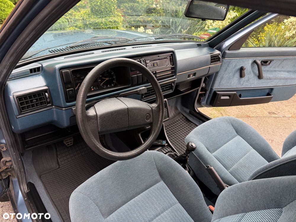 Volkswagen Golf 1.6 GL - 12