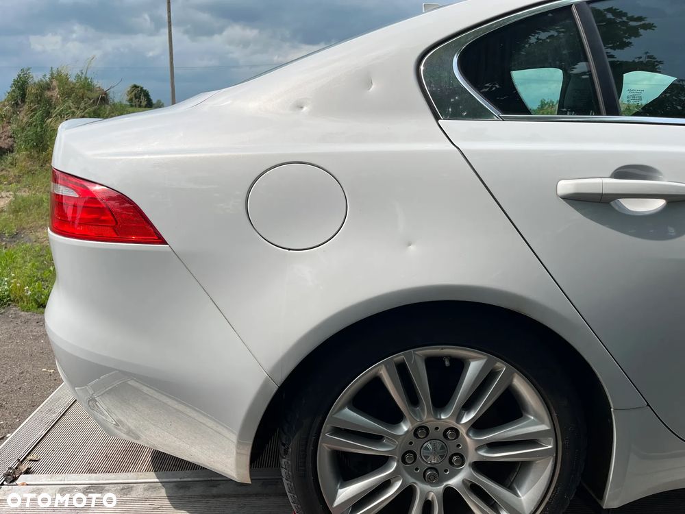 Jaguar XE 2.0 T R-Sport - 15