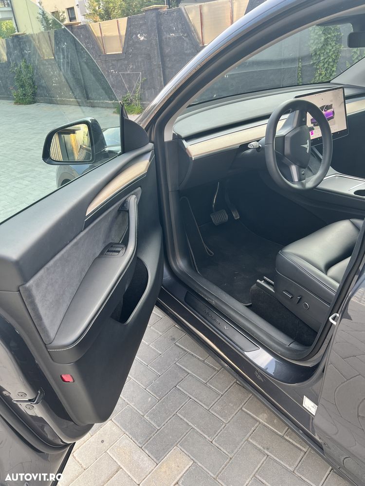 Tesla Model Y - 12