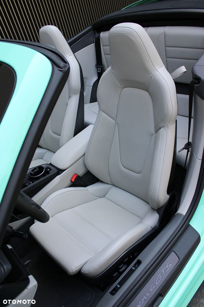 Porsche 911 Carrera 4 GTS - 8