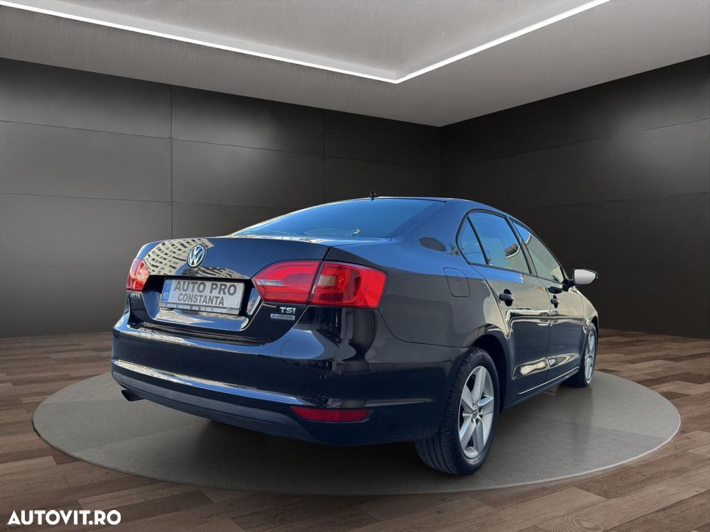 Volkswagen Jetta - 4