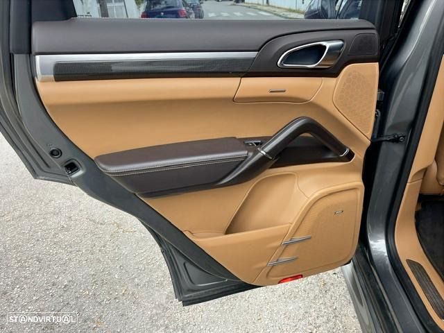 Porsche Cayenne Turbo S Tiptronic S - 27