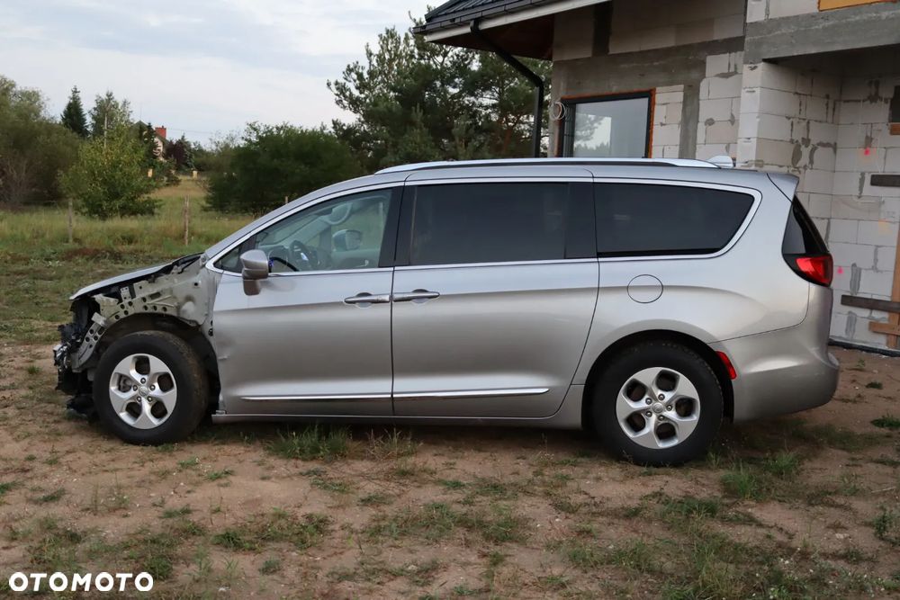 Chrysler Pacifica - 11