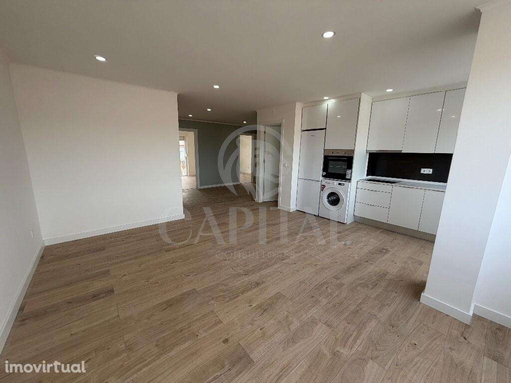 T4 com Varanda e Cozinha Equipada na Amadora - Grande imagem: 3/54