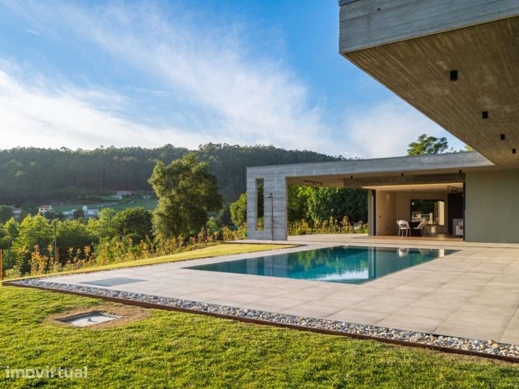 Moradia Térrea com Piscina Infinita e Vista Panorâmica sobre o Vale - Grande imagem: 5/60