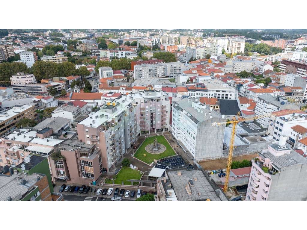 T4 com terraços e garagem fechada no centro de Vila Nova de Famalicão - Grande imagem: 2/60