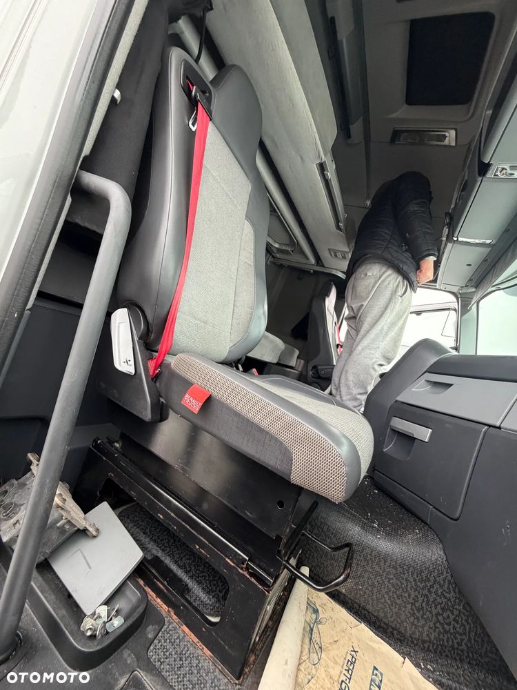 Renault Gama T 460 14-18r E6 fotel prawy pasażera - 1