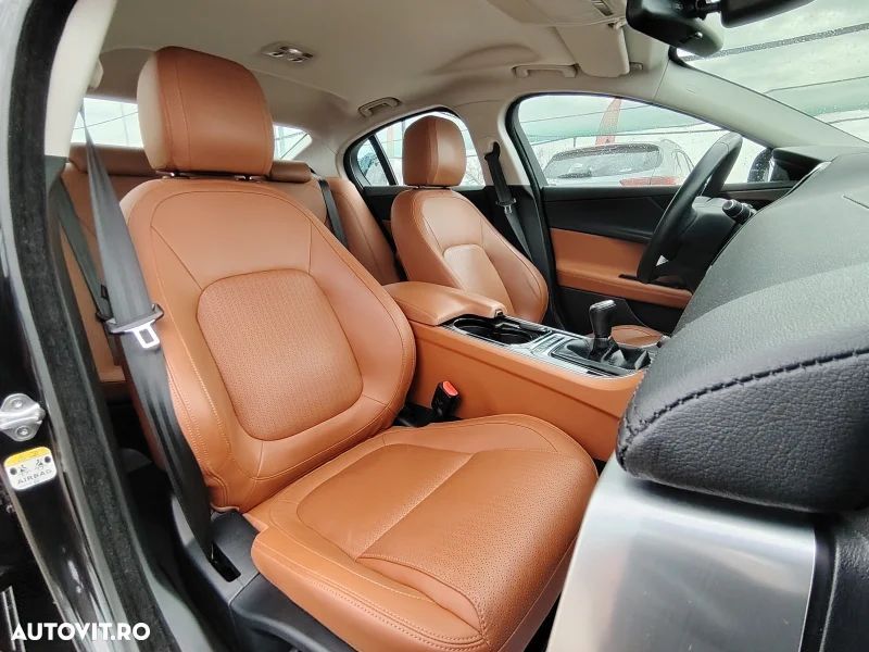 Jaguar XE 2.0 Prestige - 35