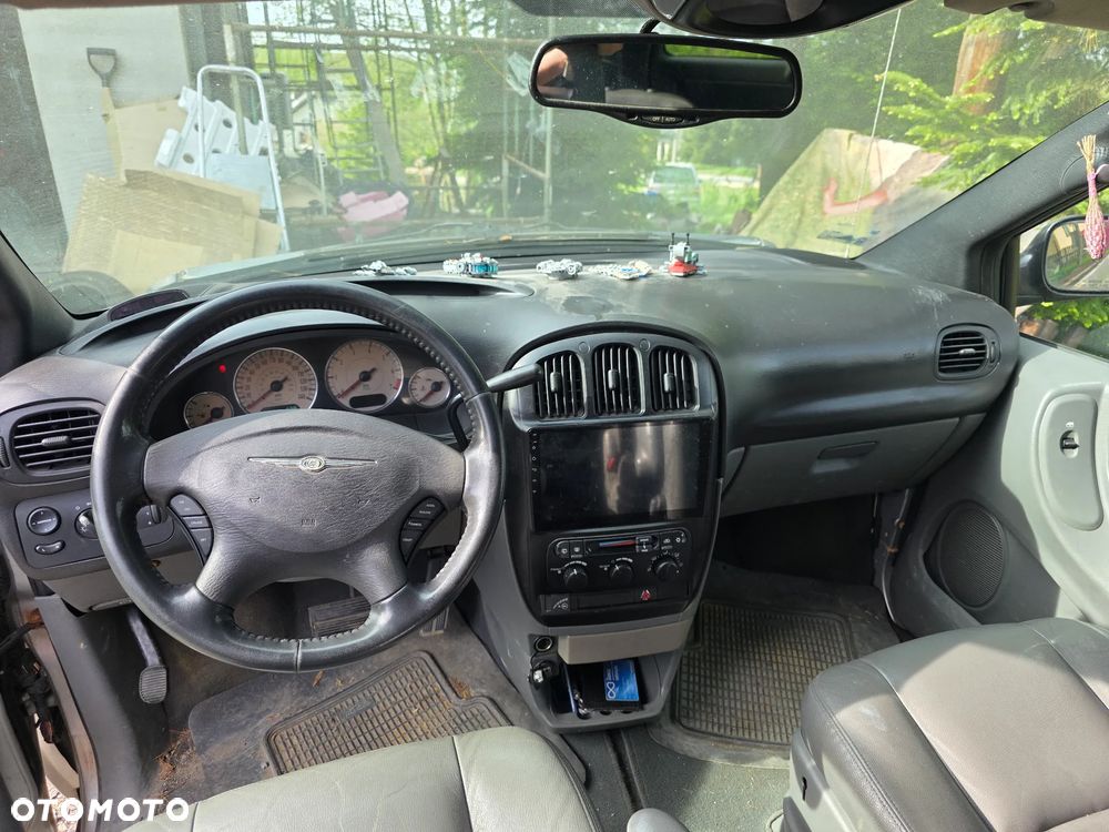 Chrysler Town & Country - 6
