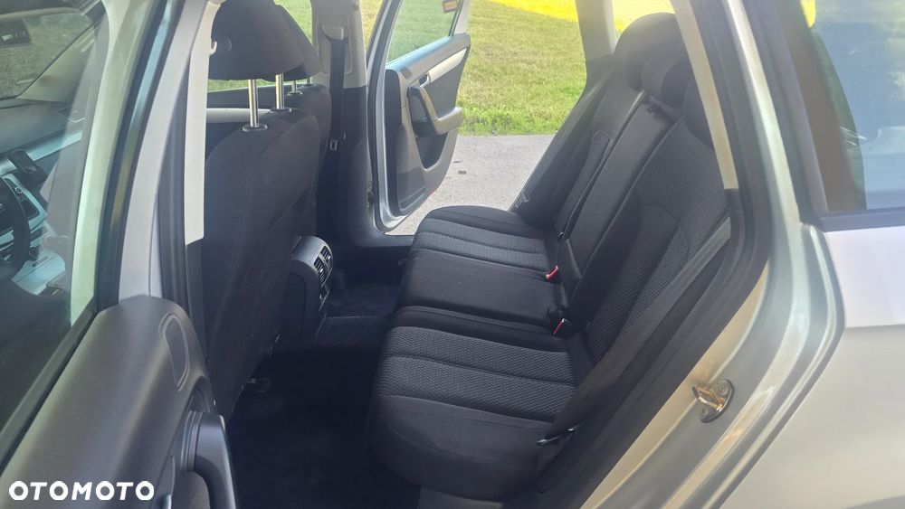 Volkswagen Passat 2.0 TDI DPF BlueMotion Technology Trendline - 32
