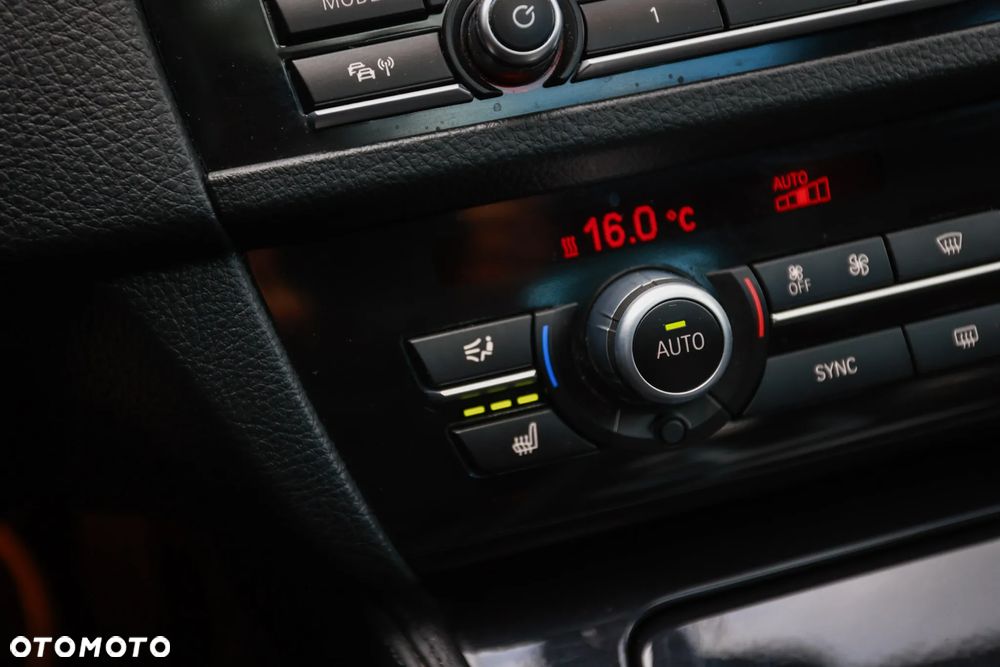 BMW Seria 5 525d Sport-Aut Luxury Line - 35