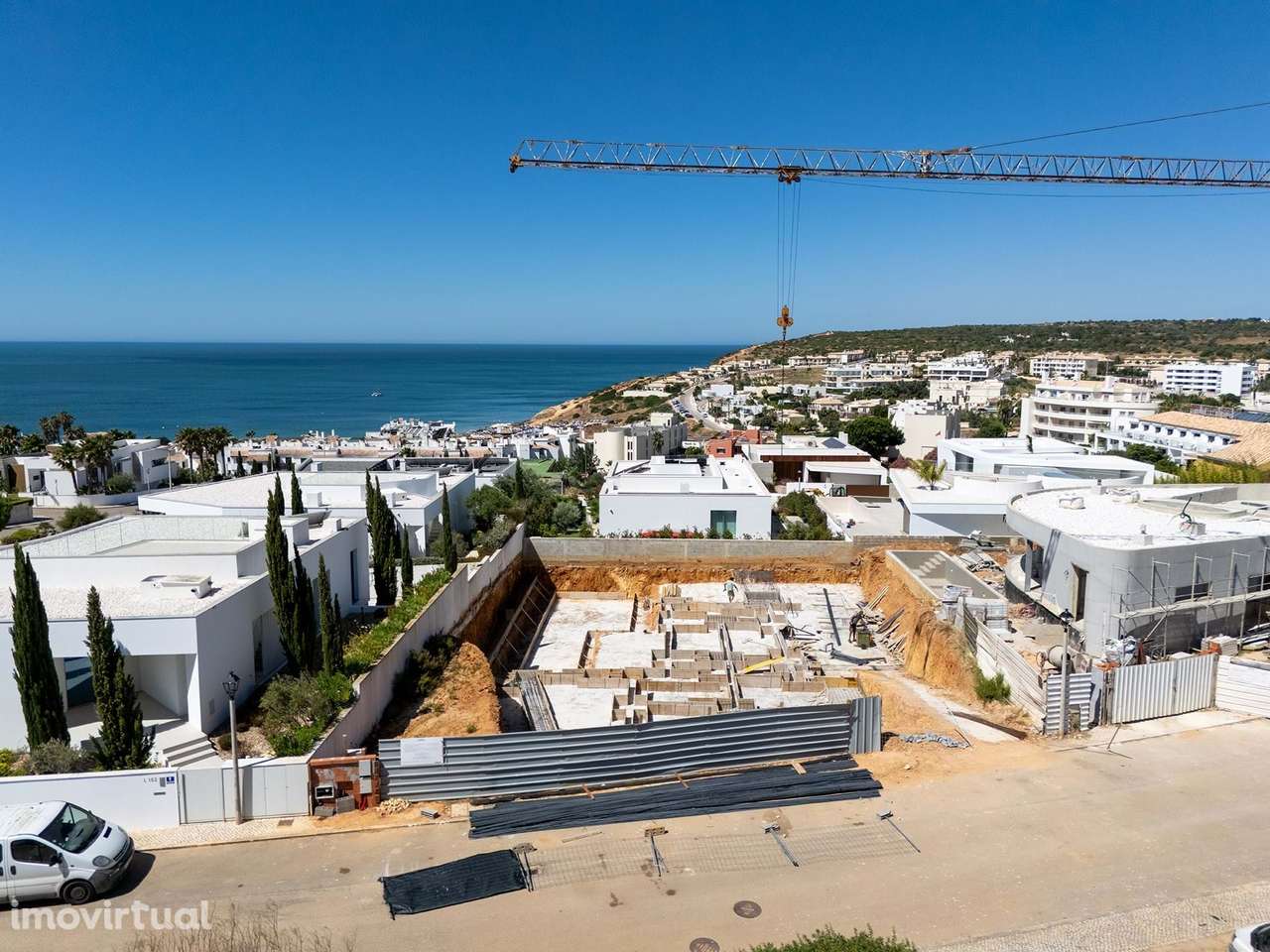 VENDE-SE LUXUOSA MORADIA EM CONSTRUÇÃO COM PISCINA E VISTA PARA O MAR - Grande imagem: 4/13