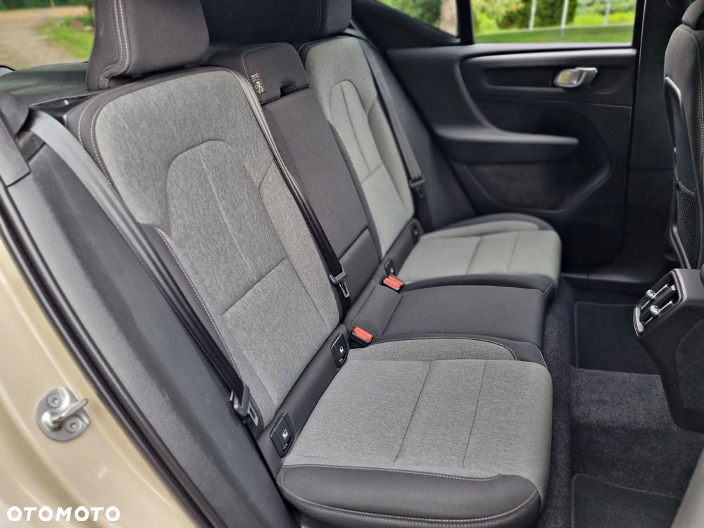 Volvo XC 40 B3 B DKG Ultra Black Edition - 29