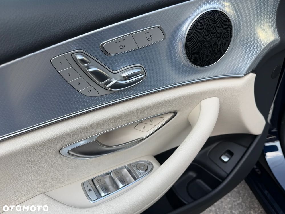 Mercedes-Benz Klasa E 220 d 4-Matic 9G-TRONIC - 29