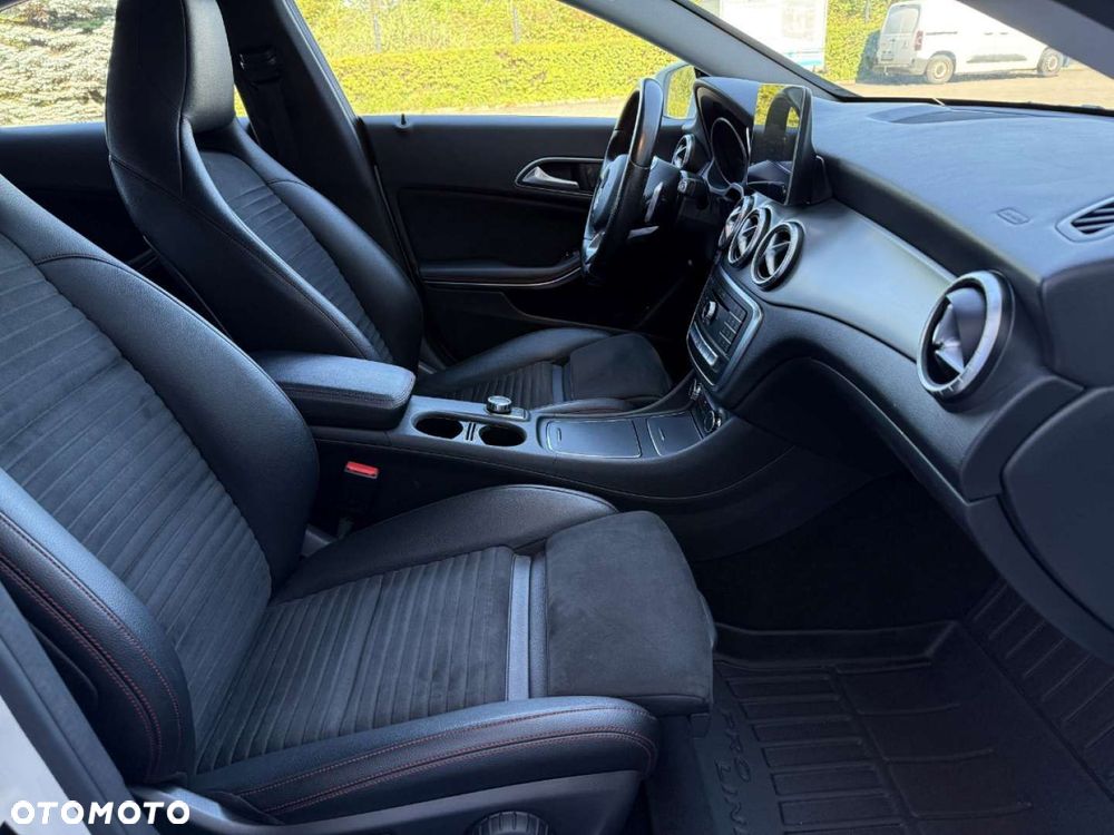 Mercedes-Benz CLA 200 7G-DCT AMG Line - 29