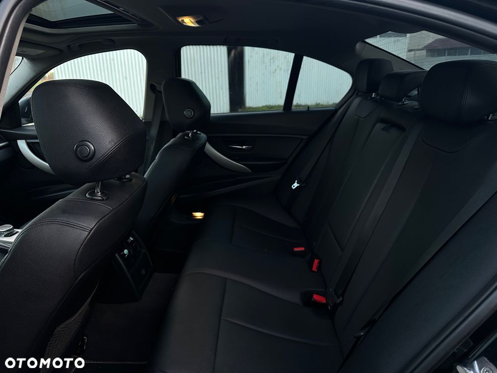 BMW Seria 3 320i xDrive - 9