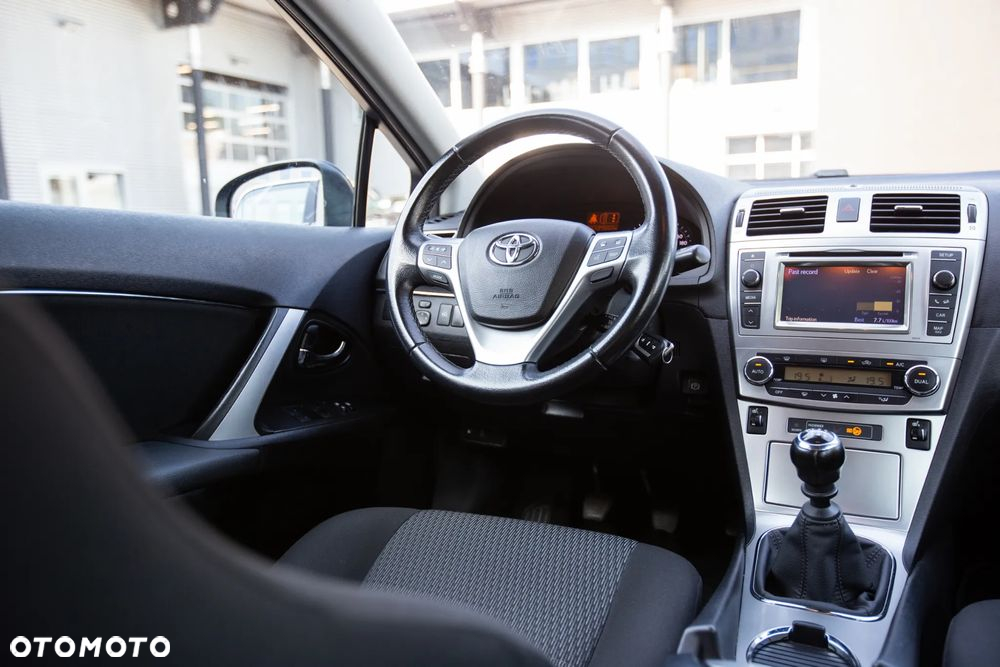 Toyota Avensis 1.6 Premium - 16