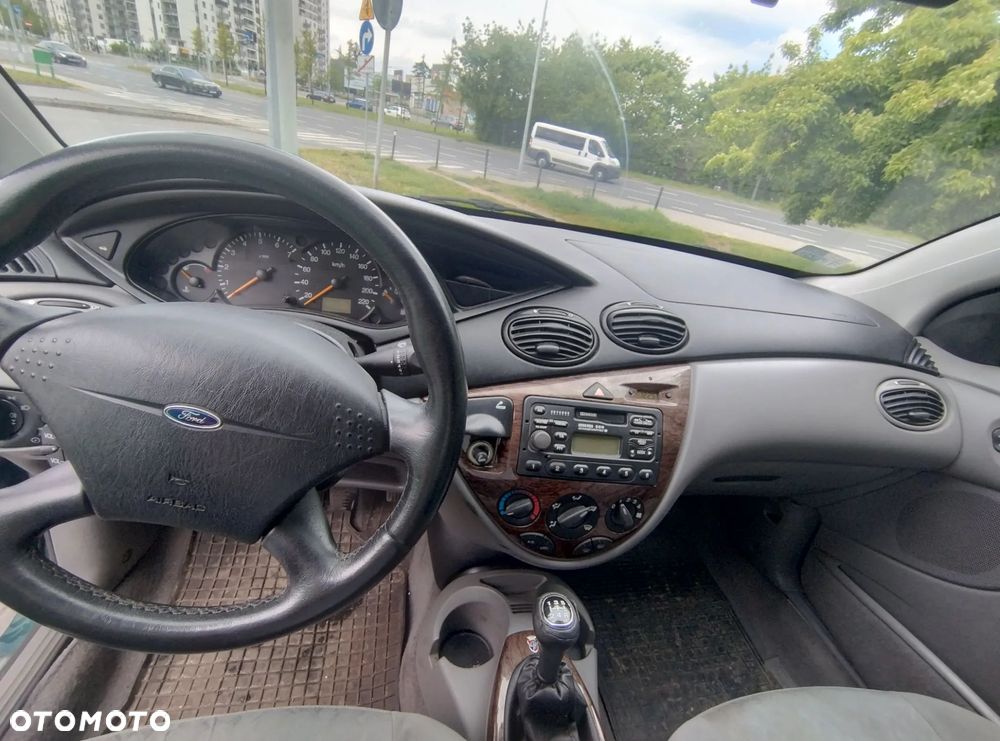 Ford Focus 1.6 Ghia - 10