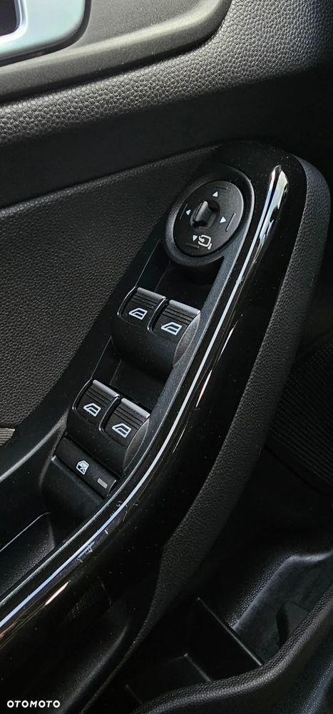 Ford Fiesta 1.0 EcoBoost S&S TITANIUM - 12