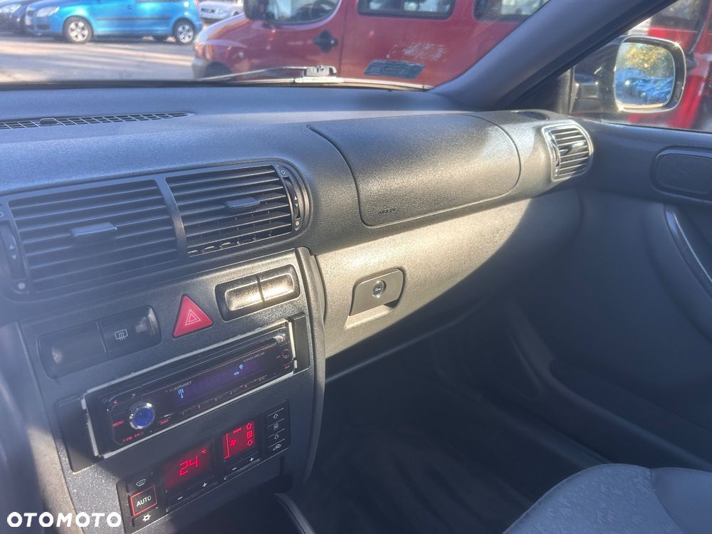 Audi A3 3-drzwiowe 1.6 Attraction - 9