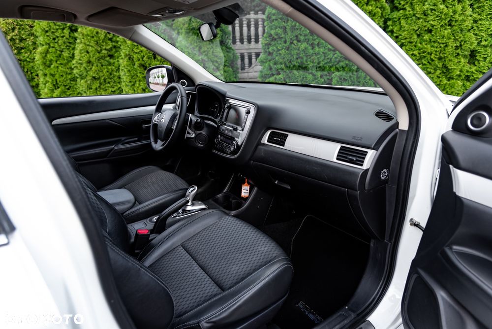 Mitsubishi Outlander Instyle NAVI + - 11