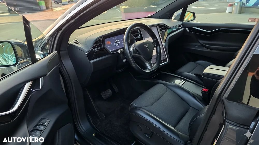 Tesla Model X - 13