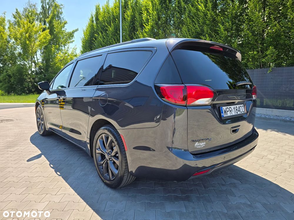 Chrysler Pacifica - 15