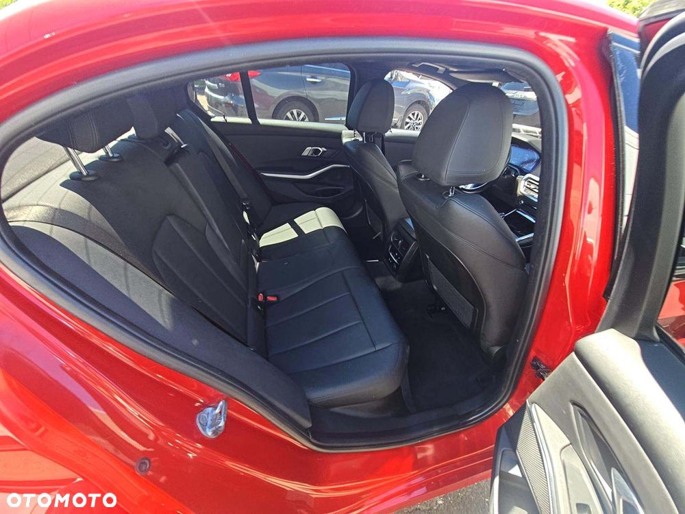 BMW Seria 3 330i xDrive M Sport - 11