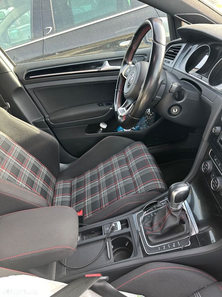 Volkswagen Golf - 10