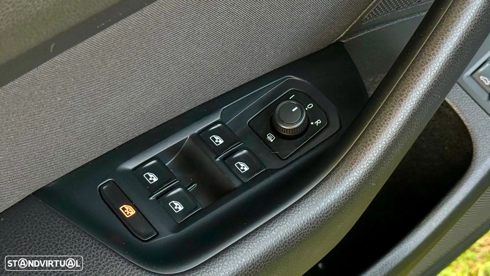 VW Passat Variant 1.6 TDI Confortline Navig - 16