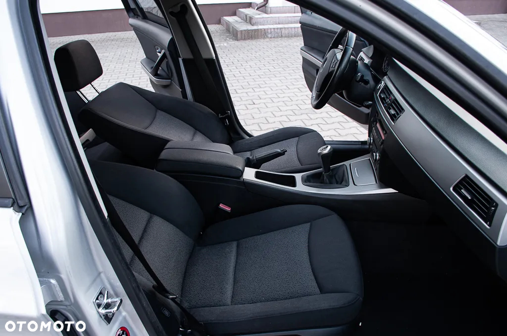 BMW Seria 3 318i Touring - 22