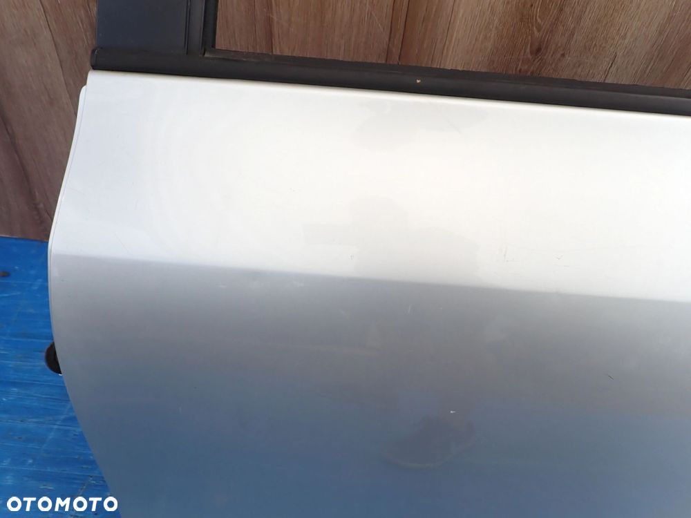 TOYOTA YARIS II 06-11 5d DRZWI TYLNE LEWE 1E7 - 12