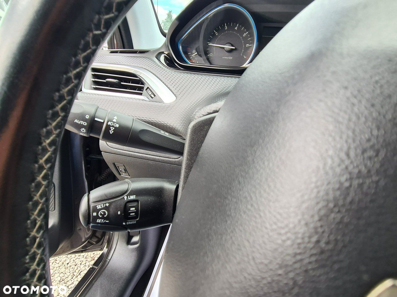 Peugeot 2008 1.2 Pure Tech Allure S&S - 21