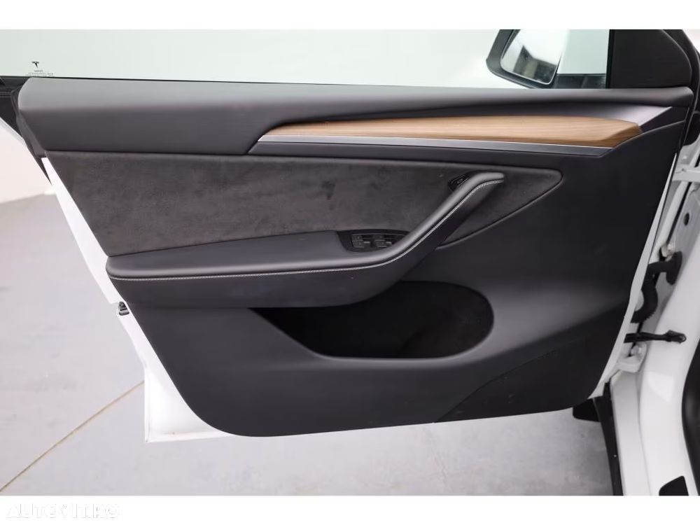 Tesla Model Y AWD Performance - 11