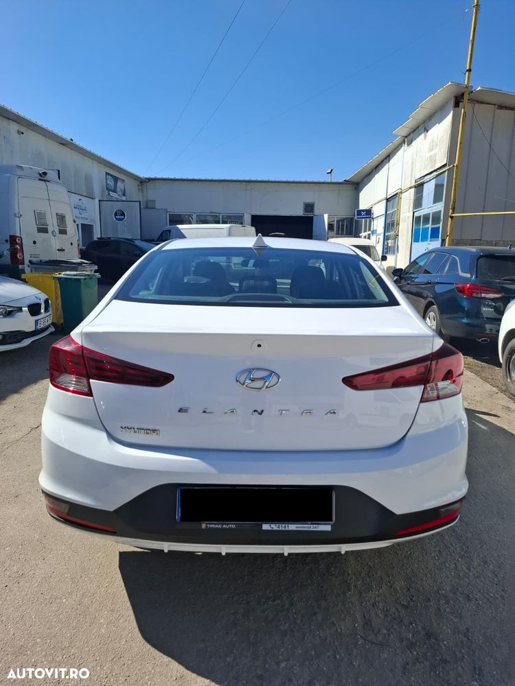 Hyundai Elantra 1.6 MPi Exclusive - 3