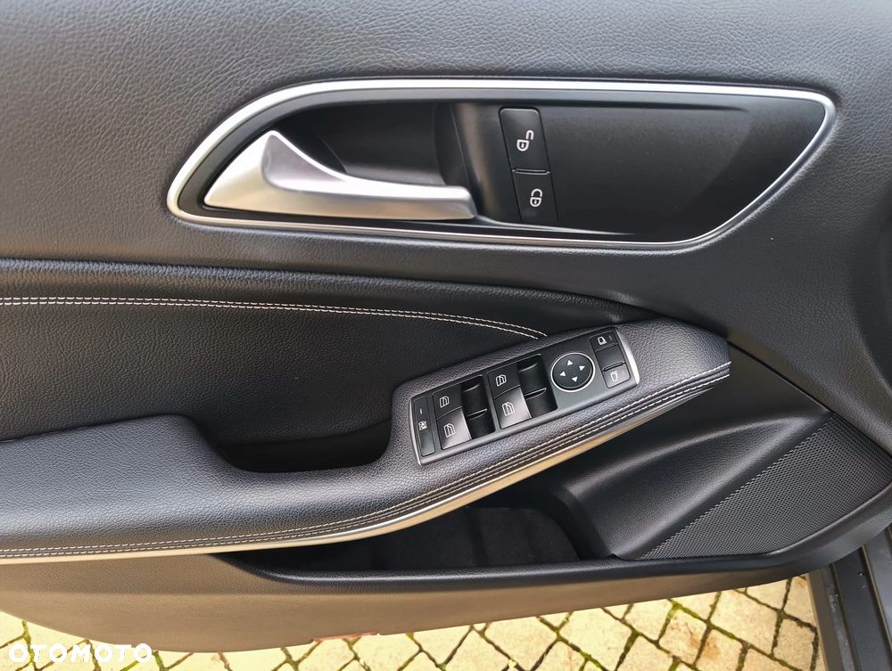 Mercedes-Benz GLA 200 Urban - 25