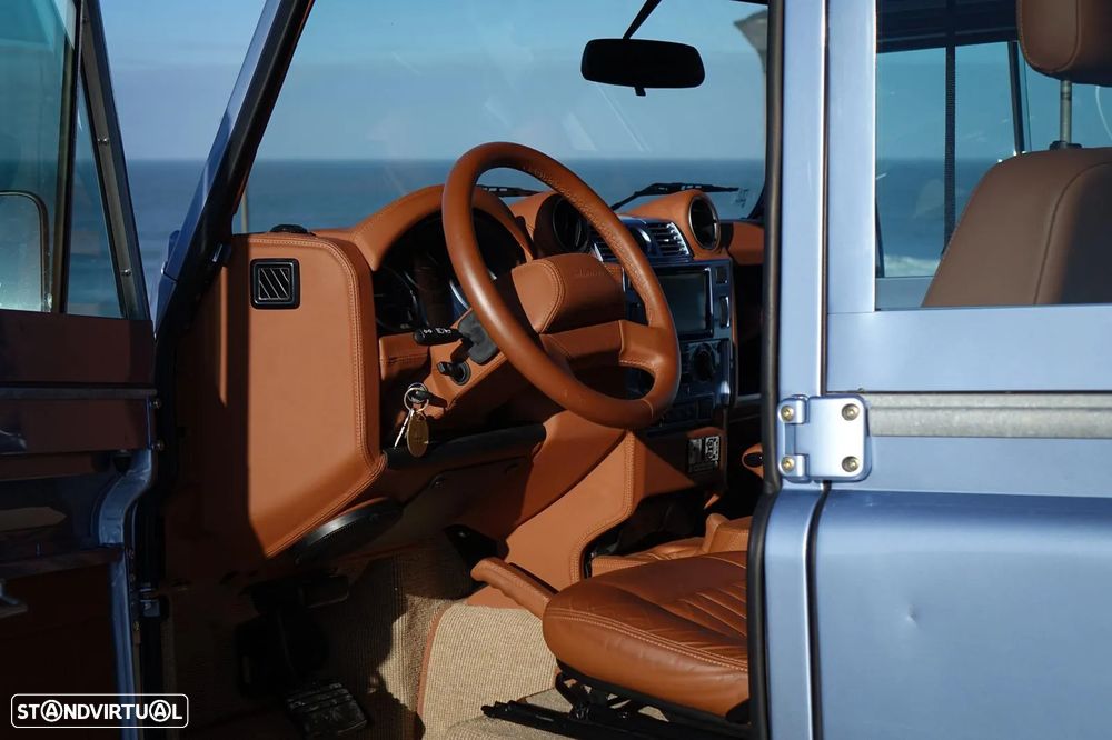 Land Rover Defender - 12