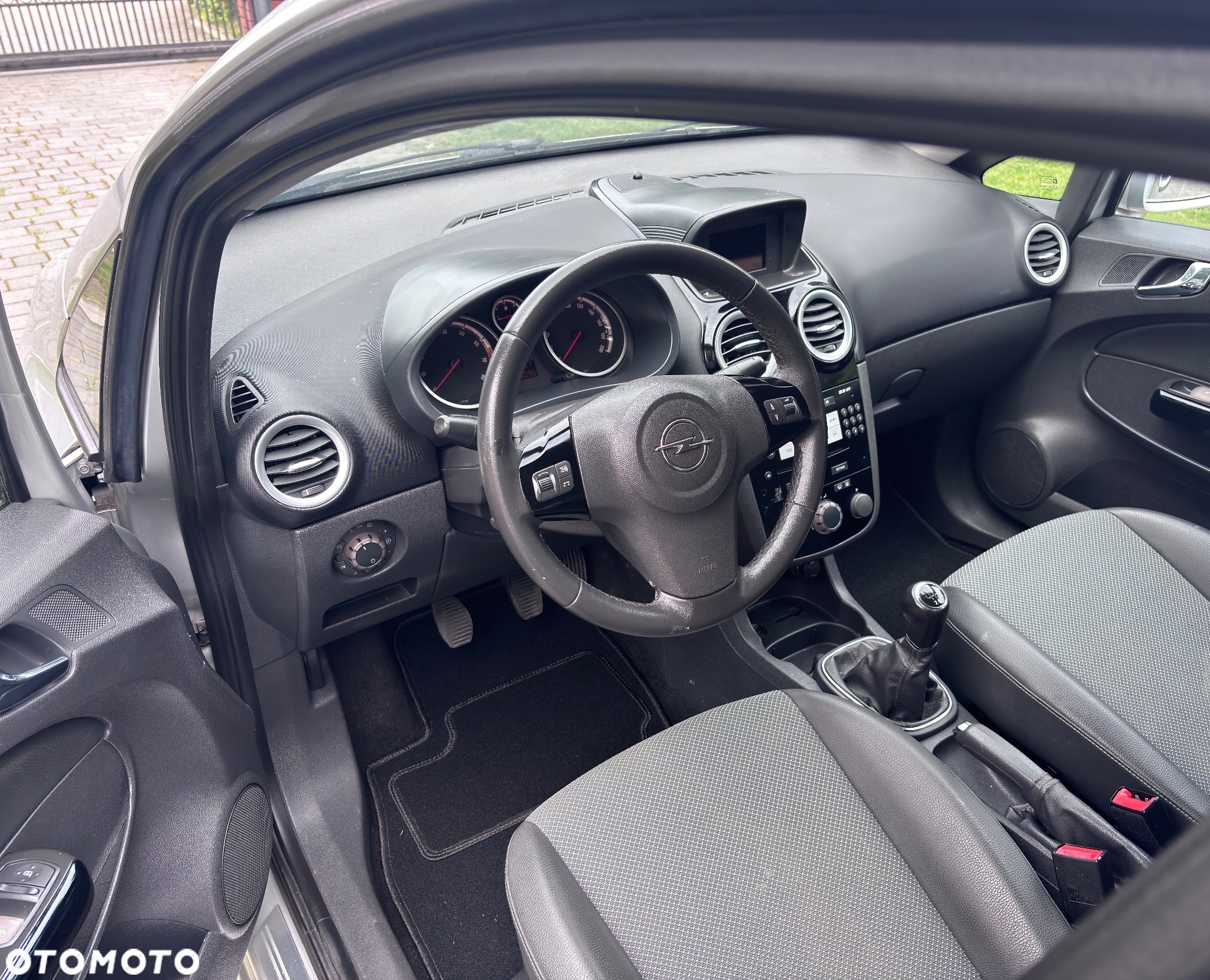 Opel Corsa 1.4 16V Cosmo - 8