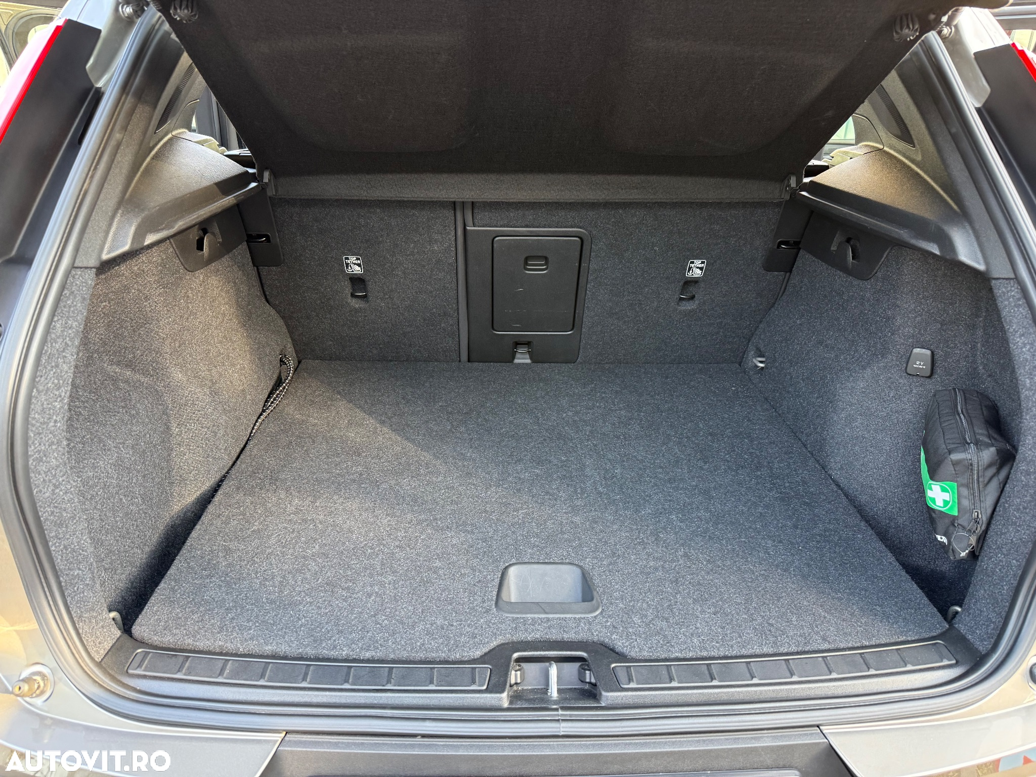 Volvo XC 40 B4 AT8 AWD Mild Hybrid Momentum Pro - 12