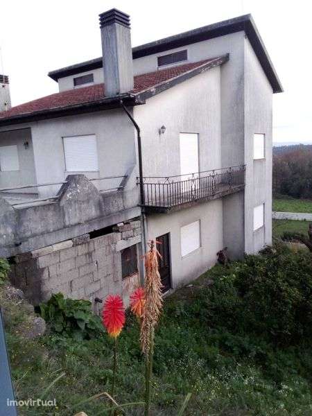 Moradia com terreno urbano, com excelentes acessibilidades - Grande imagem: 4/12