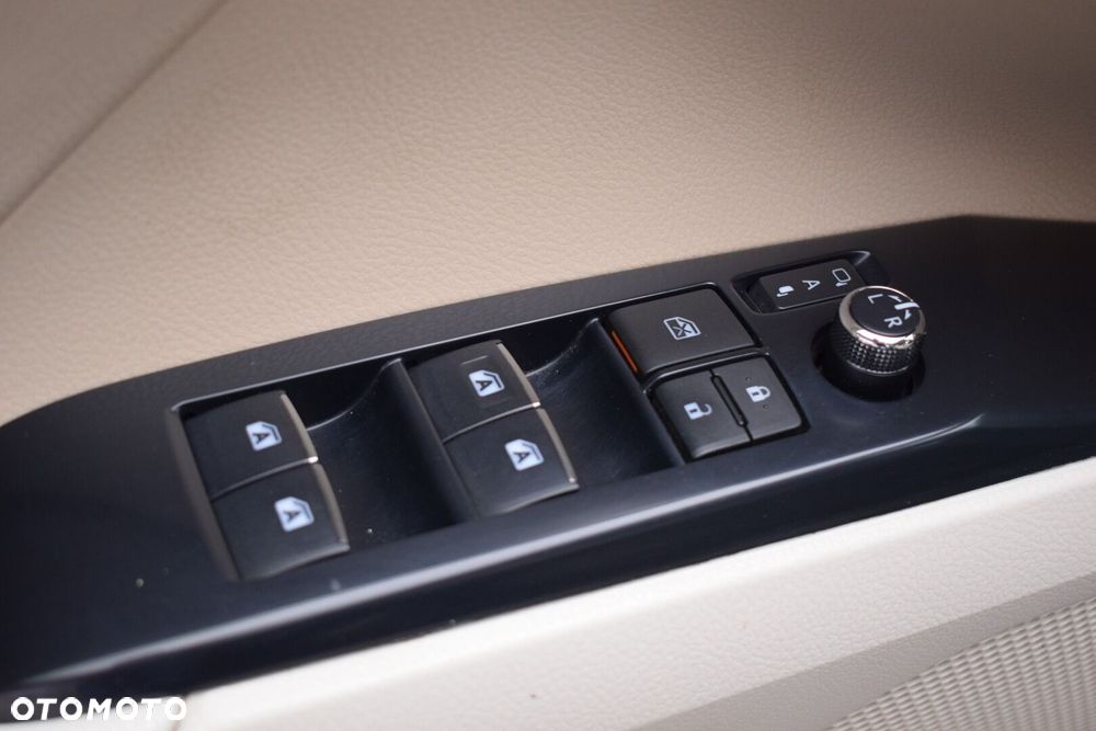 Toyota Camry 2.5 Hybrid Executive CVT - 21