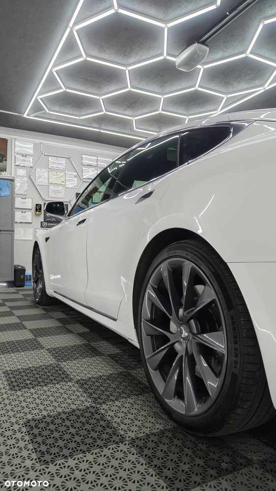 Tesla Model S - 7