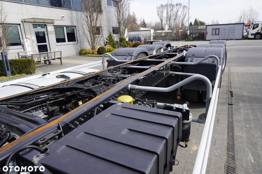 MAN TGX 35.580 8x4-4 / rama 830 cm / oś skrętna / 260 tys. km - 11