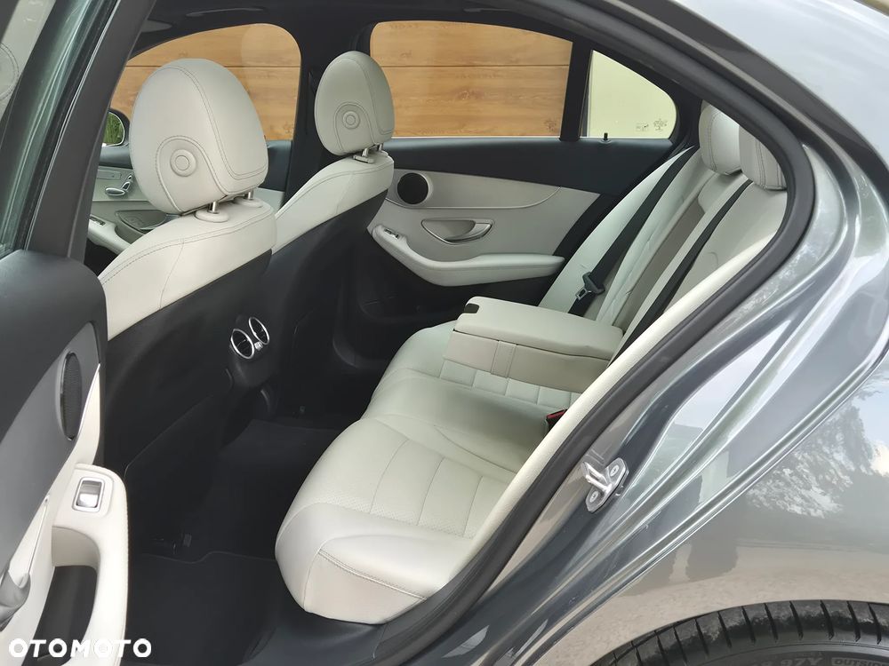 Mercedes-Benz Klasa C 300 7G-TRONIC AMG Line - 11