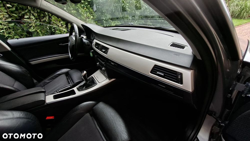 BMW Seria 3 320d xDrive DPF - 23