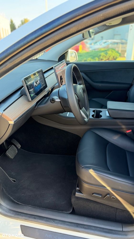 Tesla Model Y Long Range AWD - 12