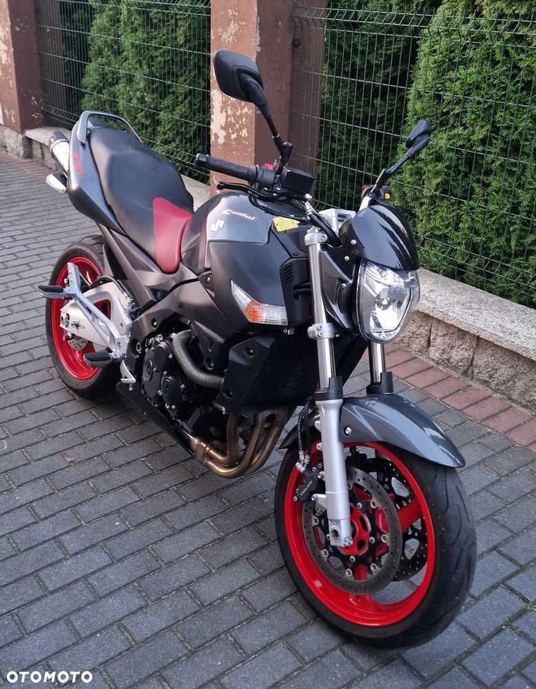 Suzuki GSR - 2