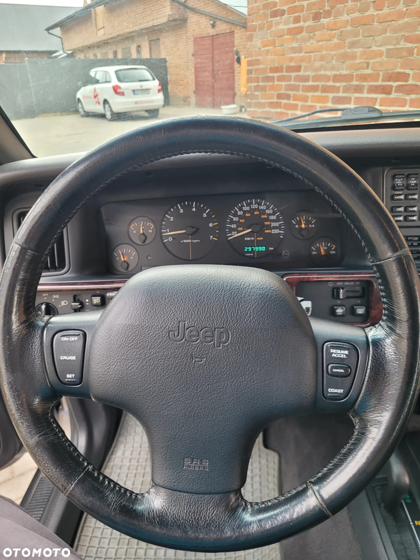 Jeep Grand Cherokee - 21